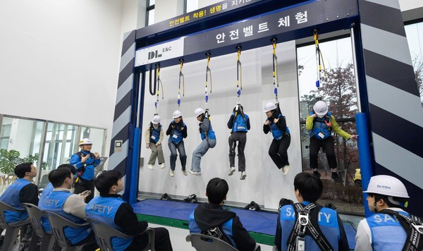 DL이앤씨 신입사원들이 대전 대덕연구단지에 위치한 안전체험학교에서 안전띠 사용법을 실습하고 있다. /사진제공=DL이앤씨