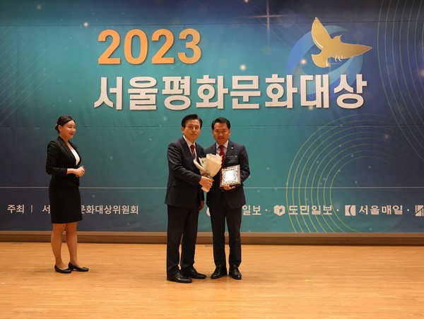 2023 서울평화문화대상에서 수상한 음경택 의원 /사진=안양시의회