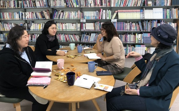 ‘청개구리 거꾸로 읽기’ 회원 토론 /사진제공=수원시