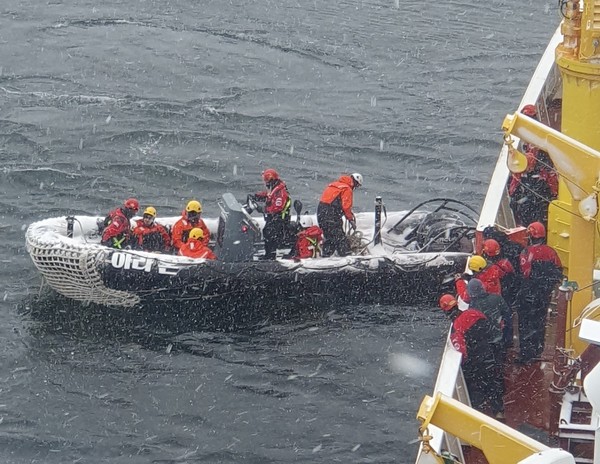 아라온호가 남극 바다에서 발생한 응급환자의 치료를 지원했다.   /사진제공=해양수산부
