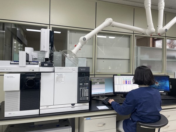 GCMS장비 분석 작업 /사진제공=경기도