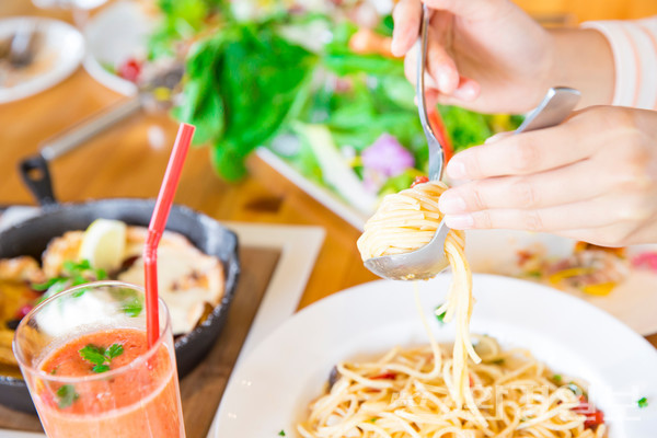 가고 싶은 식당을 발견하면 가장 먼저 인터넷으로 그 식당에서 음식이 어떻게 나오는지 검색해볼 수 있다.  정보들을 미리 알아두면 불필요한 쓰레기를 만들지 않을 수 있다. /사진=환경일보 DB