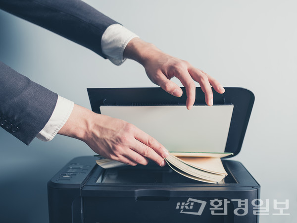 컴퓨터 프린터 설정도 아예 양면 인쇄가 되도록 설정해두면 좋다. 잉크를 아끼려면 잉크가 덜 드는 글꼴을 사용하면 절약에 도움이 된다. /사진=환경일보 DB