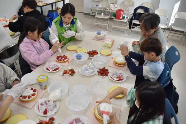 LH 나눔봉사단이 어린이 입주민들과 명절맞이 케이크를 만들고 있다. /사진제공=LH