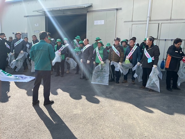 설맞이 환경정화 활동에 참여한 단체 회원들 /사진제공=고령군