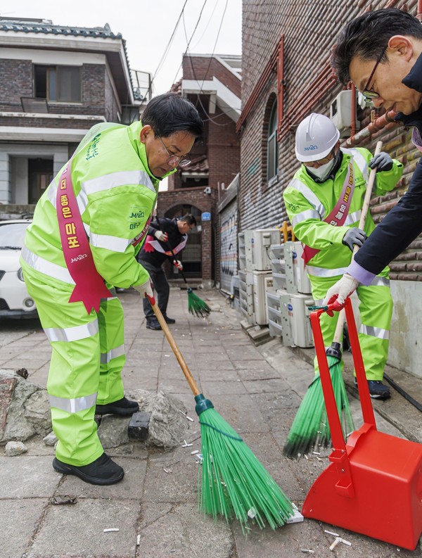 지난해 박강수 마포구청장이 봄맞이 대청소의 날을 맞이해 골목길의 쓰레기를 청소하고 있다. /사진제공=마포구