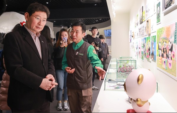 바오하우스에 전시된 바오팬들의 팬아트를 관람하는 이상일 시장 /사진제공=용인시