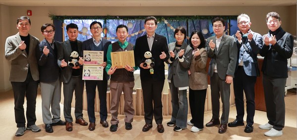 푸바오에게 특례명예시민 증서와 루이·후이바오에게 아기 주민등록증을 전달 /사진제공=용인시