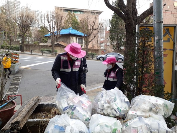 우유갑을 수거하는 우리동네 환경보안관 /사진제공=마포구