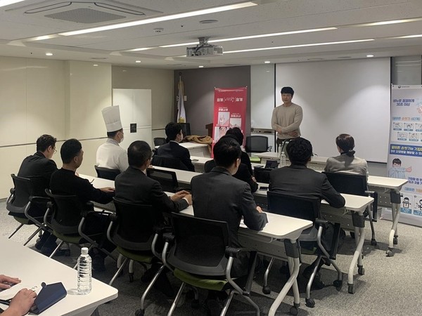 시는 대회 숙박시설 직원 대상으로 감염병 예방교육을 진행했다 /사진제공=부산시