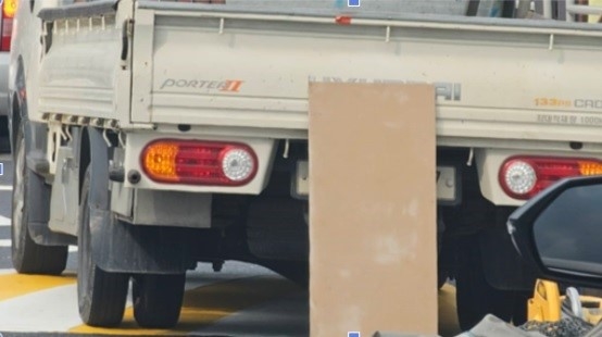 트럭이 종이 합판으로 번호판을 가린 채 도로 위에 정차해 있다. /사진제공=마포구