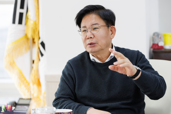 박강수 마포구청장은 인터뷰에서 기후위기 시대 쓰레기 소각 이외에 다른 대안들이 필요하다고 밝혔다. /사진제공=마포구