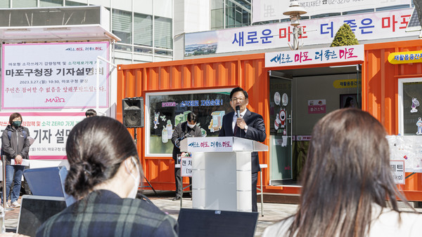 박강수 마포구청장이 지난해 3월 마포형 소각 쓰레기 감량정책을 위해 '소각 제로 가게'를 소개하고 있다. /사진제공=마포구