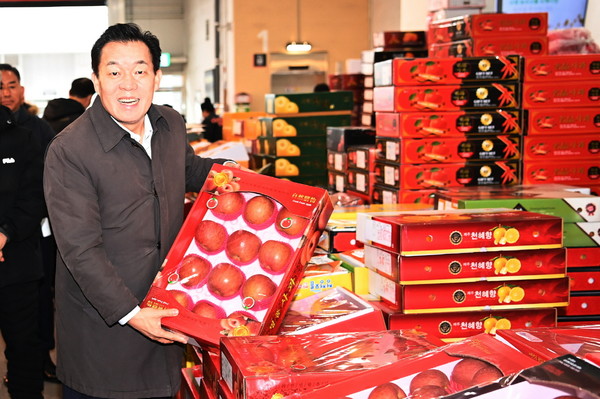 이재준 수원시장이 지난 설 명절을 앞두고 농수산물도매시장 방문 /사진제공=수원시