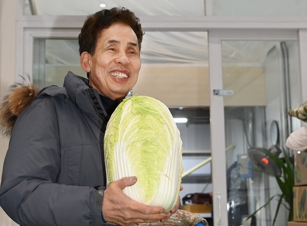 이재호 수원청과 채소중도매인 조합장이 배추와 함께 /사진제공=수원시