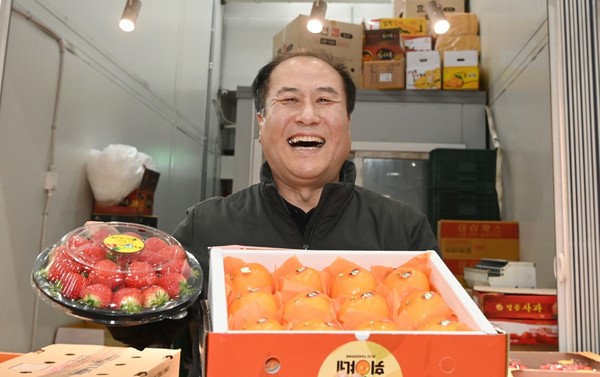 20대 중반부터 과일가게를 운영한 과일부 조합장 권형구 씨 /사진제공=수원시