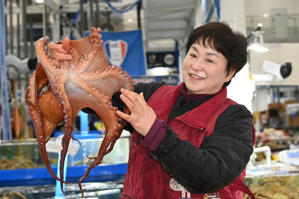 30년 동안 수산물 가게를 운영한 한춘애 씨 /사진제공=수원시