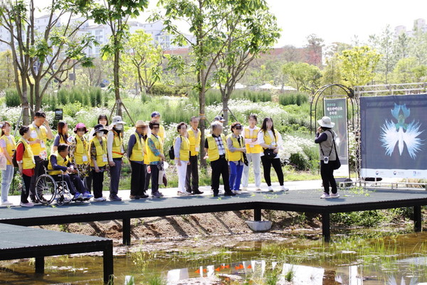 일월수목원 찾은 관람객 /사진제공=수원시