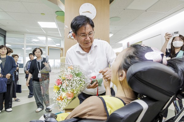 지난해 박강수 마포구청장이 마포뇌병변장애인비전센터를 방문했다. /사진제공=마포구