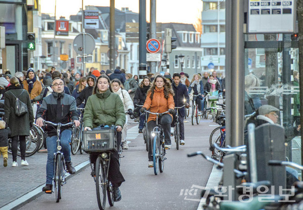 자전거 선진국의 대표인 네덜란드에서는 일찍부터 자전거 정책과 지원에 힘써 현재는 자전거 교통 분담률이 30%를 넘는다. /사진출처=DCE(네덜란드 자전거 대사관)