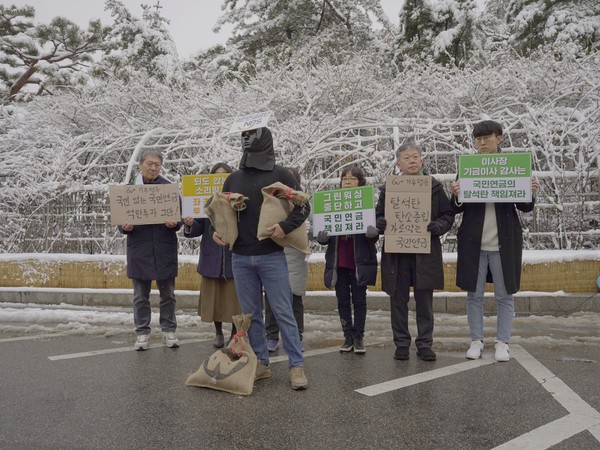 기후환경단체는 서울중앙지방법원 앞에서 기자회견과 함께 국민연금의 기만을 고발하는 퍼포먼스를 진행했다. /사진제공=기후솔루션