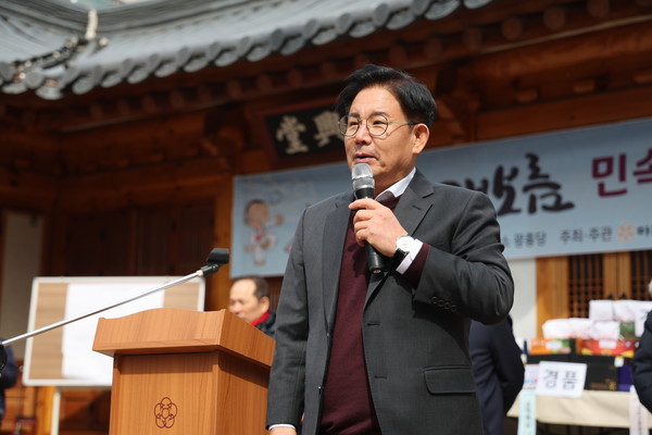 박강수 마포구청장이 정월대보름을 맞이해 주최한 행사에서 축사를 하고 있다. /사진=마포구