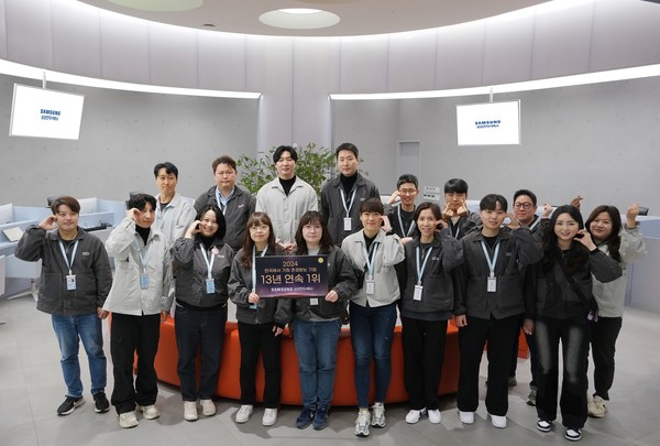 삼성강남 서비스센터 엔지니어들의 '2024 한국에서 가장 존경받는 기업' 1위 수상 기념 촬영 /사진제공=삼성전자서비스