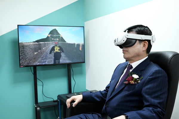 백경현 구리시 시장이 가상현실 체험공간 '메타버스 체험관'에서 직접 체험해보고 있다. /사진제공=구리시