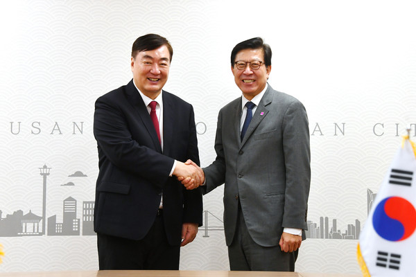 지난 26일 시청 국제의전실에서 싱하이밍 주한중국대사를 만나 부산‧중국 간 협력 방안을 논의한 박형준 부산시장 /사진제공=부산시