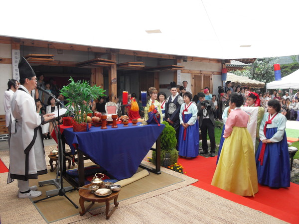 부천한옥체험마을에서 전통혼례를 올리고 있는 모습 /사진제공=부천시