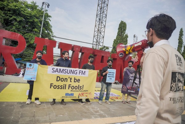 26일(현지시각) 인도네시아 카라왕(Karawang)에서 세계액션주간(Global Week of Action) 참여 단체가 석탄발전소에 보험을 제공하고 있는 삼성화재를 규탄하는 시위를 하고 있다. /사진제공=KRuHA(인도네시아 시민단체)