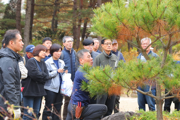 수목관리교실 참가자들 /사진=국립수목원