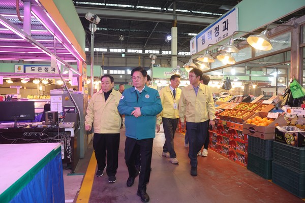 박강수 마포구청장이 6일 마포농수산물시장에서 실시된 민방위훈련에 참여했다.