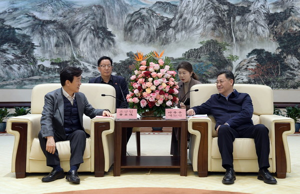    조규일 진주시장(왼쪽)과 예뉴핑 시안시장이 대담을 나누고 있다.  /사진제공=진주시