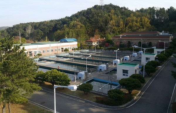 지난해 15억원을 들여 웅상정수장의 응집지설비 개량 등 노후 설비 교체공사를 마친 시는 올해 17억원을 들여 노후된 수배전설비와 활성탄 여과지 역세송풍기를 교체할 계획이다. /사진제공=양산시