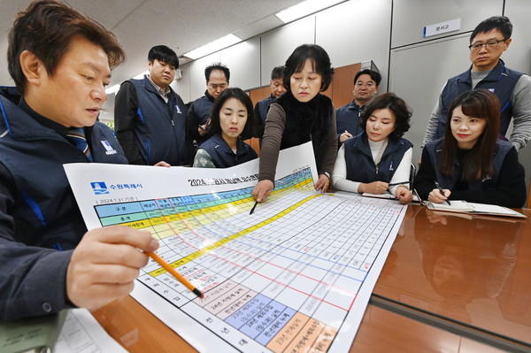 수원시 징수과 직원들 체납액 징수 현황 점검 /사진제공=수원시