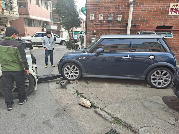 수원시 징수과 직원이 체납차량 견인  /사진제공=수원시