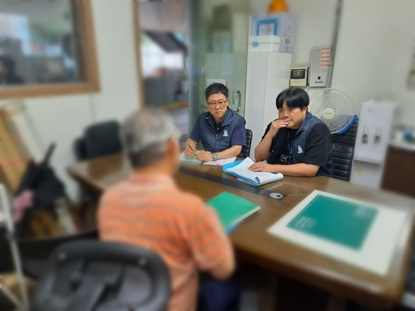 체납추적팀 직원이 체납자 만나 체납액 납부 독려 /사진제공=수원시