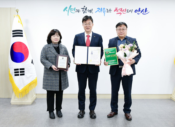 2024년 우수 지자체 장 행정대상을 수상한 이민근 안산시장(중앙) /사진제공=안산시