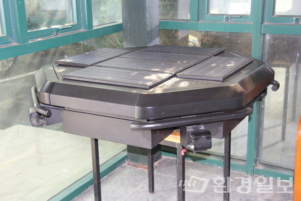 사무실에 전시된 에코-봇 모형 위에 태양광 패널이 설치돼 있다. /사진=박준영 기자
