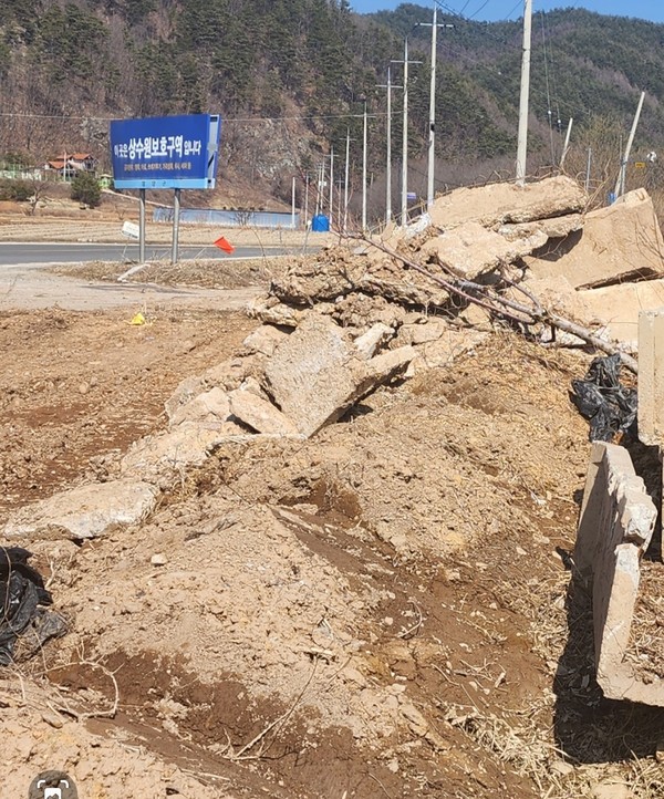 상수원보호구역 인근에 방치된 폐기물 /사진=김성재 기자