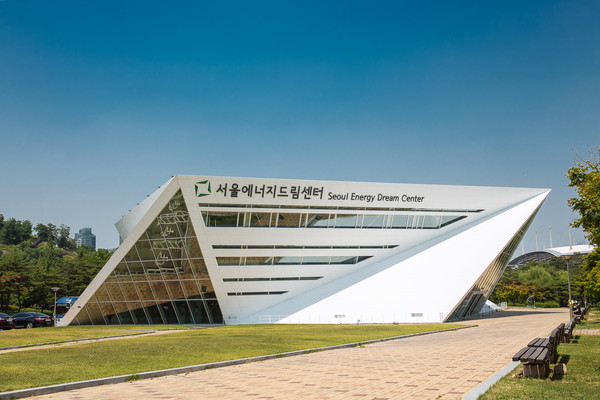 서울에너지드림센터는 난지 쓰레기매립지가 생태공원으로 재탄생하면서 그 부지 위에 지어진 대표적인 제로에너지건축물로, 2012년에 완공된 국내 최초의 에너지자립 공공건축물이다. /사진제공=서울시