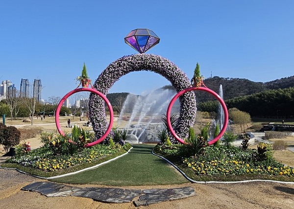 태화강 국가정원 꽃반지 조형물 /사진제공=울산시