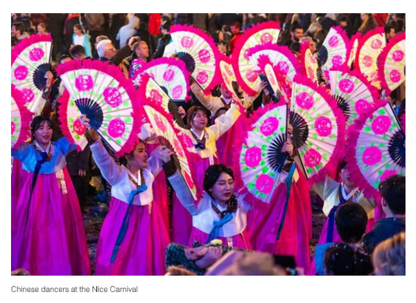 지난 달 뉴욕 차이나타운에서 펼쳐진 대형 퍼레이드 행사에 수 많은 외국인 관광객들 앞에서 중국인들이 부채춤을 추고 있다. /사진제공=서경덕 교수팀