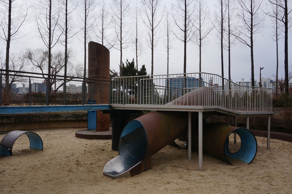 네 개의 원형 공간 중 환경체험마당은 정수장에서 쓰이던 물건을 재활용해 만든 친환경 놀이터이다. /사진=김해원 기자