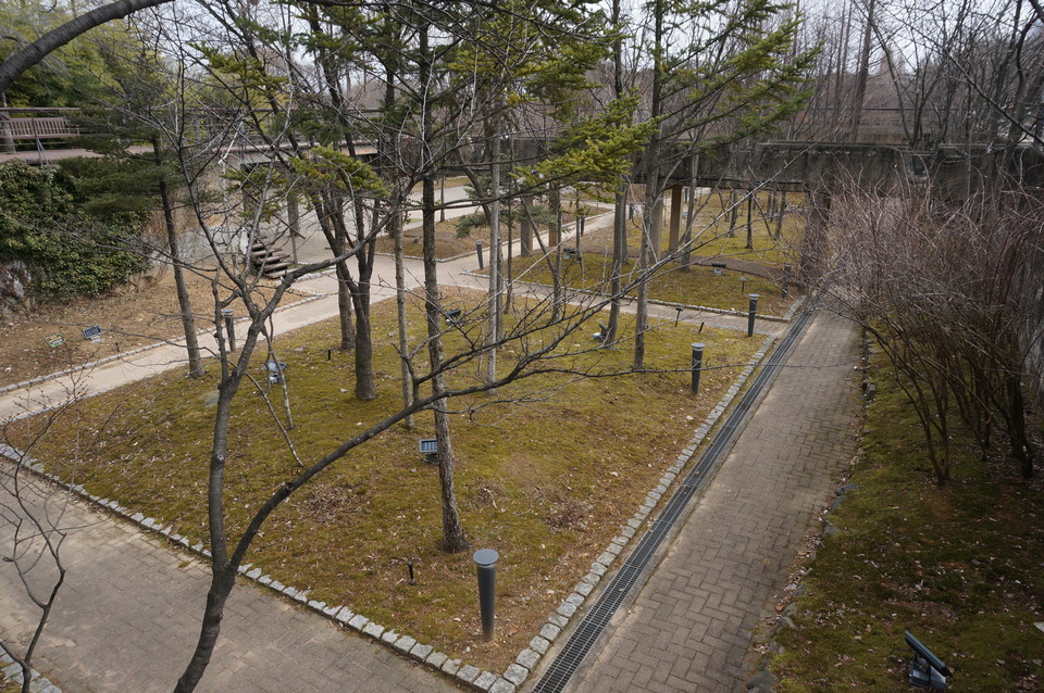 초봄의 시간의 정원의 모습. 아직은 식물이 많이 자라지 않은 상태다. /사진=김해원 기자