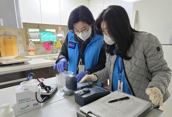 워터 코디가 수질 검사 /사진제공=수원시