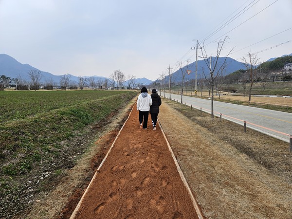 시는 황산공원 내 맨발 산책로 중 황상캠핑장에서 낙동강교까지 자리한 1.4km 황토 맨발길을 우선 조성 중이라고 밝혔다. /사진제공=양산시 