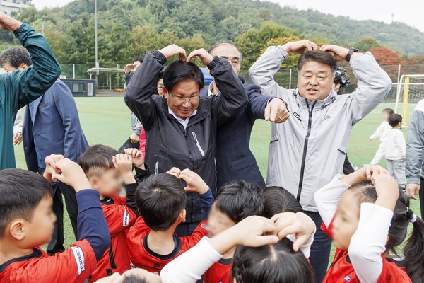 박강수 마포구청장이 유아 축구 리그전에 참석한 아이들을 응원하고 있다. /사진제공=마포구청