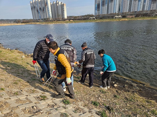 ‘세계 물의 날’ 기념 하천 정화 활동 참가자들 /사진제공=영천시